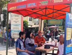 masyarakat berkonsultasi dengan petugas di mobil layanan keliling atr bpn dekat