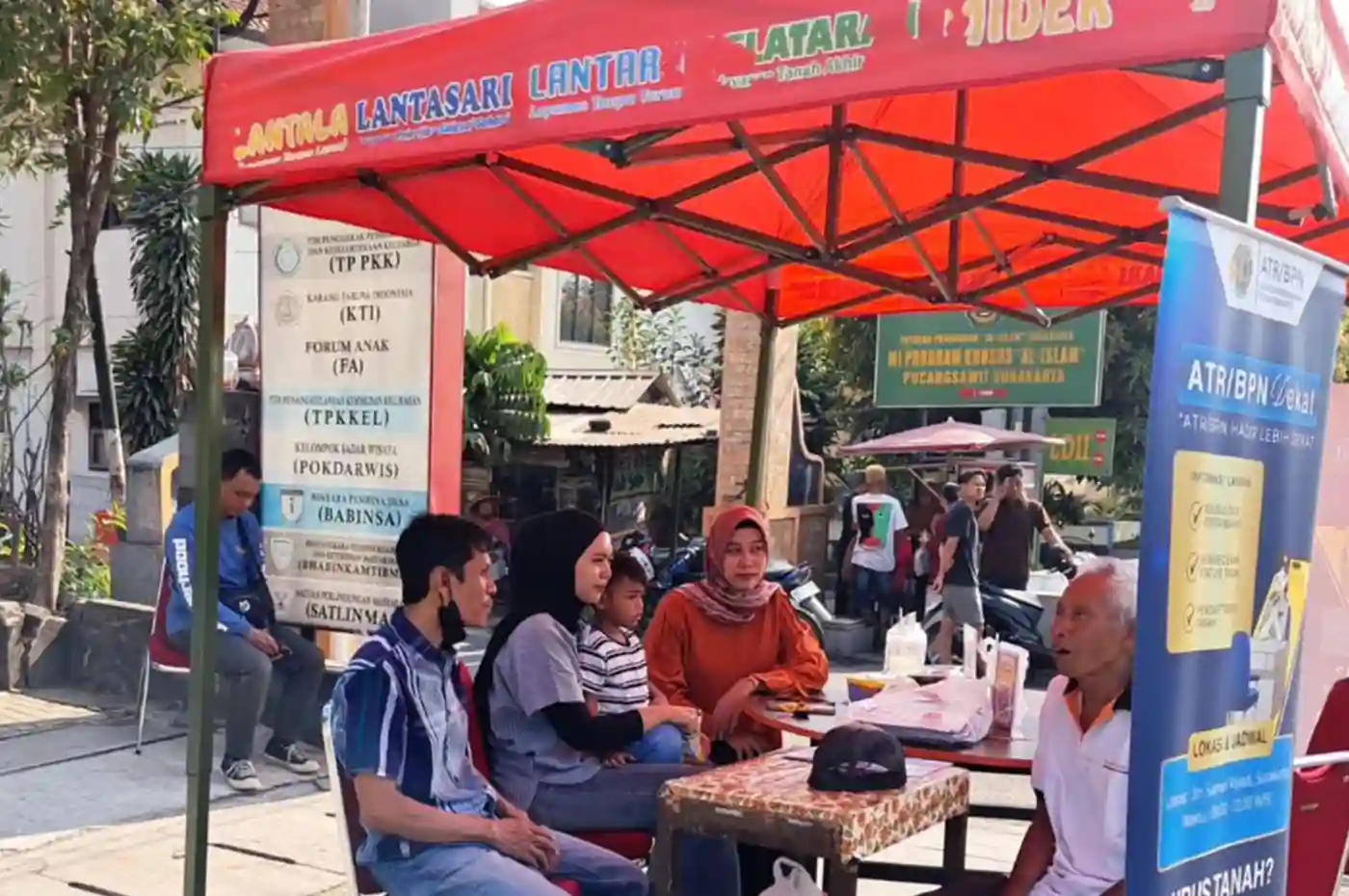 masyarakat berkonsultasi dengan petugas di mobil layanan keliling atr bpn dekat