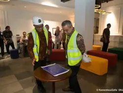 menkeu suahasil nazara meninjau relokasi perpustakaan kemenkeu di gedung a.a. maramis jakarta