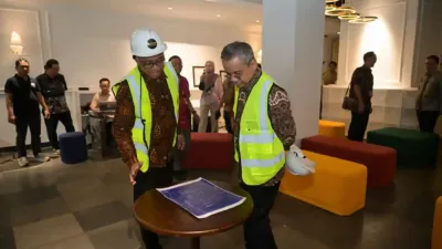 menkeu suahasil nazara meninjau relokasi perpustakaan kemenkeu di gedung a.a. maramis jakarta