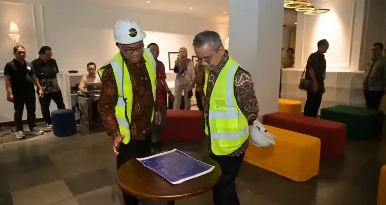 menkeu suahasil nazara meninjau relokasi perpustakaan kemenkeu di gedung a.a. maramis jakarta
