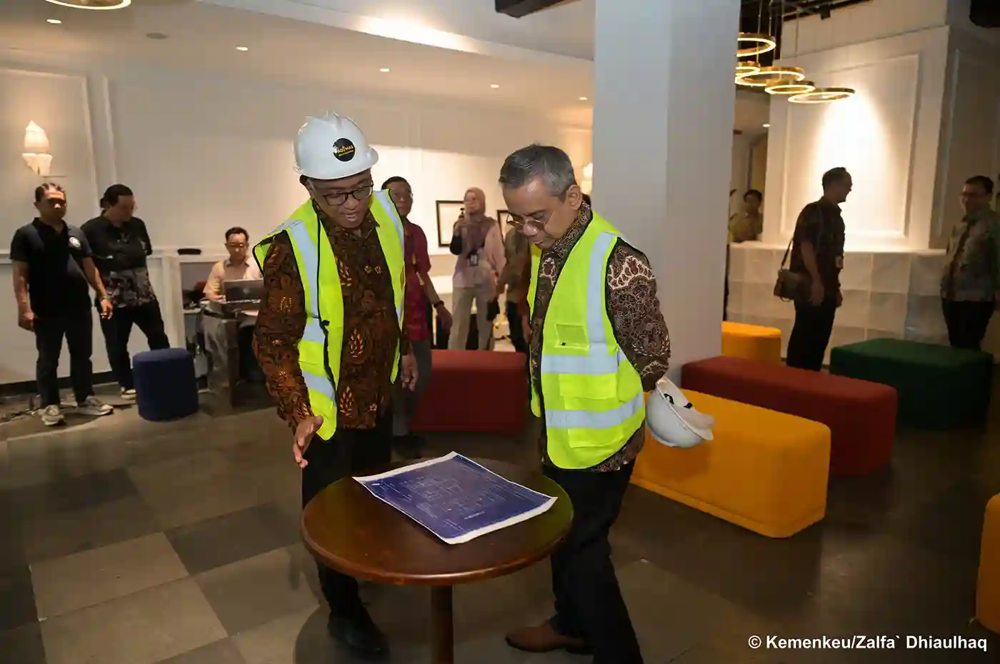 menkeu suahasil nazara meninjau relokasi perpustakaan kemenkeu di gedung a.a. maramis jakarta