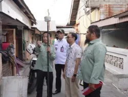 pelaksanaan pengukuran bidang tanah oleh petugas disaksikan perwakilan warga dan tokoh masyarakat setempat di kota gorontalo