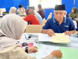 pemohon sedang mengurus layanan roya secara mandiri di loket pendaftaran kantor pertanahan