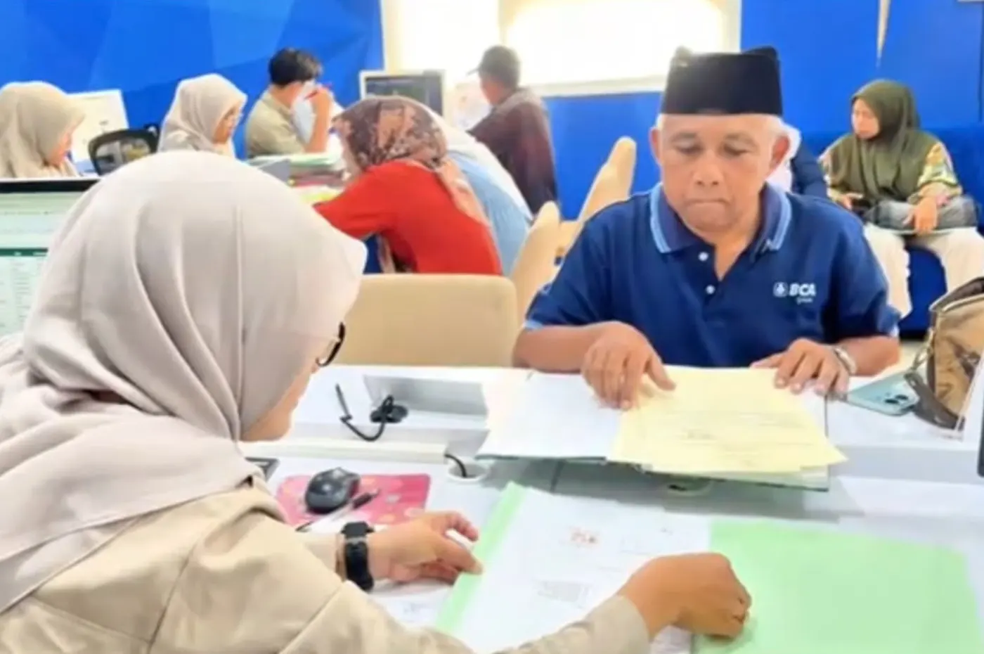 pemohon sedang mengurus layanan roya secara mandiri di loket pendaftaran kantor pertanahan