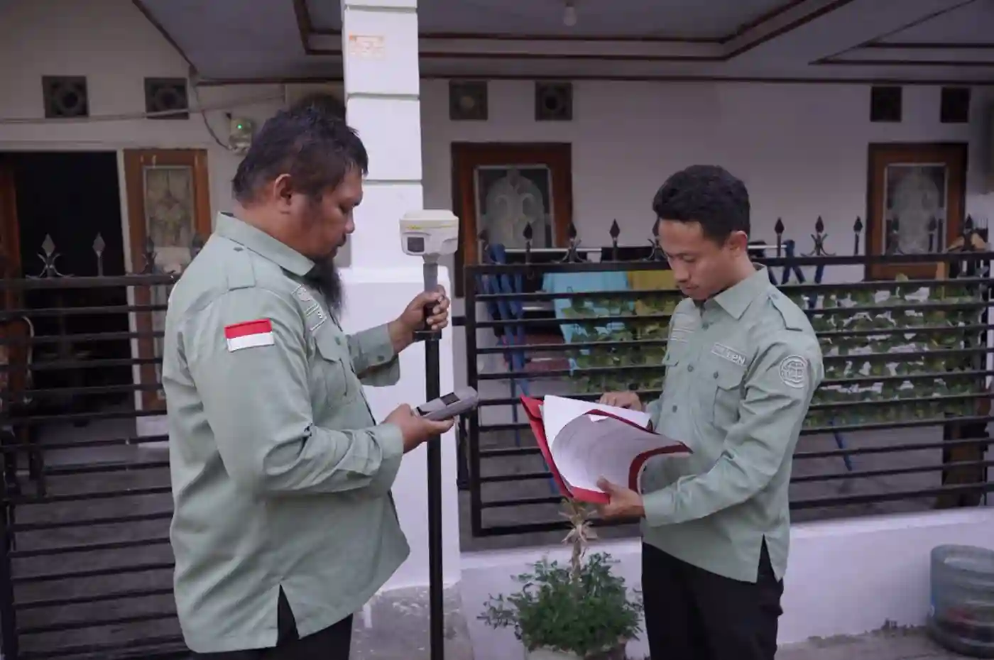 petugas atr bpn melakukan pengukuran terjadwal untuk sertipikasi tanah