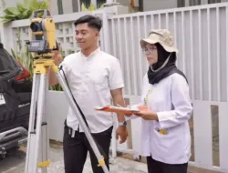 petugas ukur kementerian atr bpn melakukan pengukuran batas bidang tanah yang telah dipasang patok oleh masyarakat