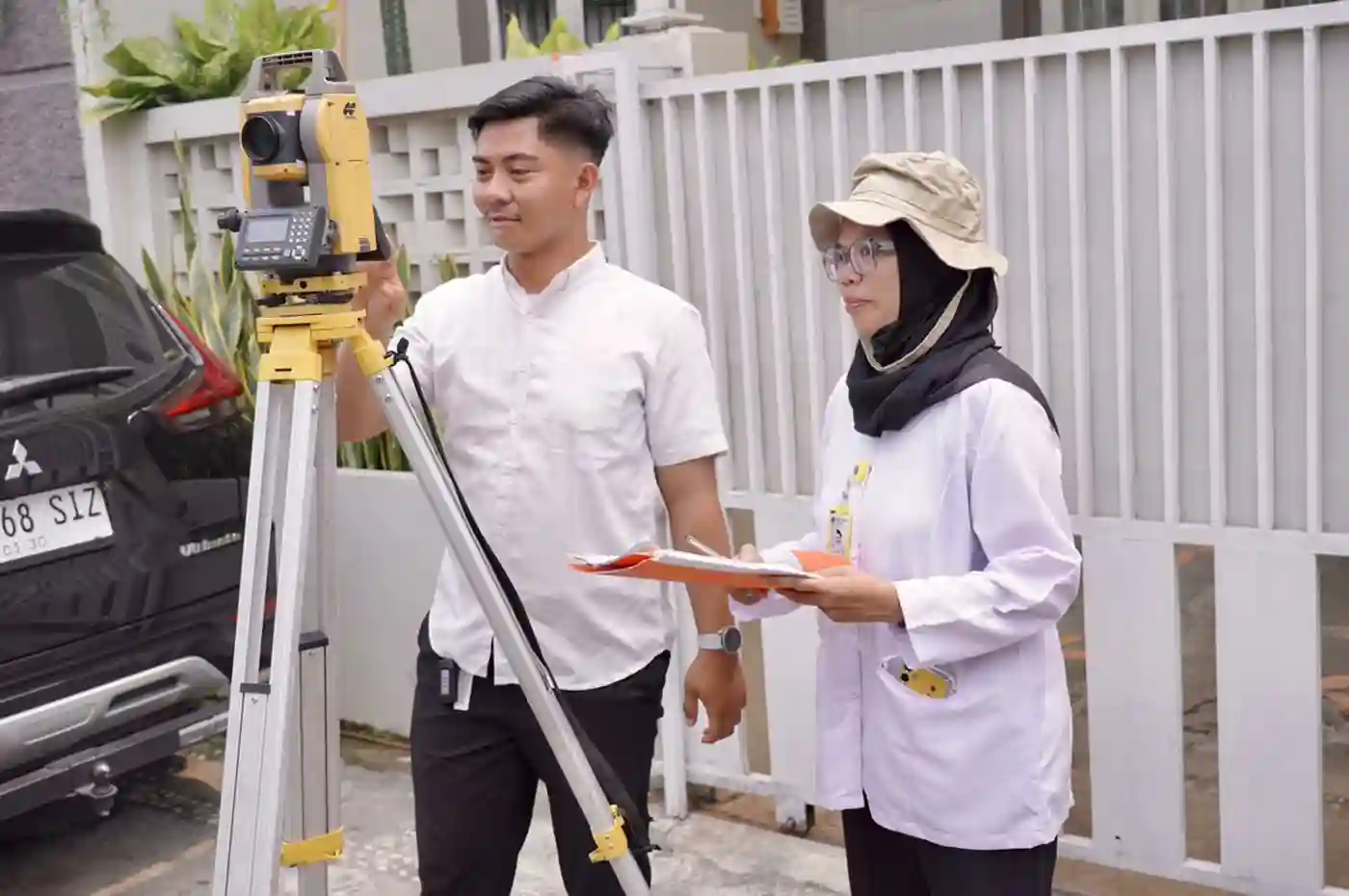 petugas ukur kementerian atr bpn melakukan pengukuran batas bidang tanah yang telah dipasang patok oleh masyarakat