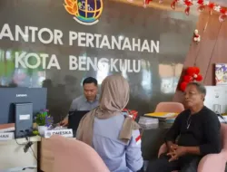 seorang warga sedang mengurus proses pendaftaran tanah melalui layanan pengukuran terjadwal di kantor pertanahan kota bengkulu