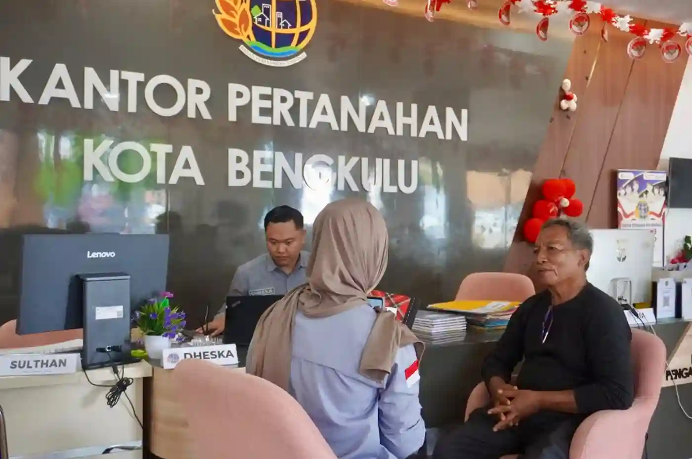seorang warga sedang mengurus proses pendaftaran tanah melalui layanan pengukuran terjadwal di kantor pertanahan kota bengkulu
