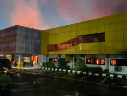 wamen atr bpn ossy dermawan meninjau lokasi kebakaran kantah karawang