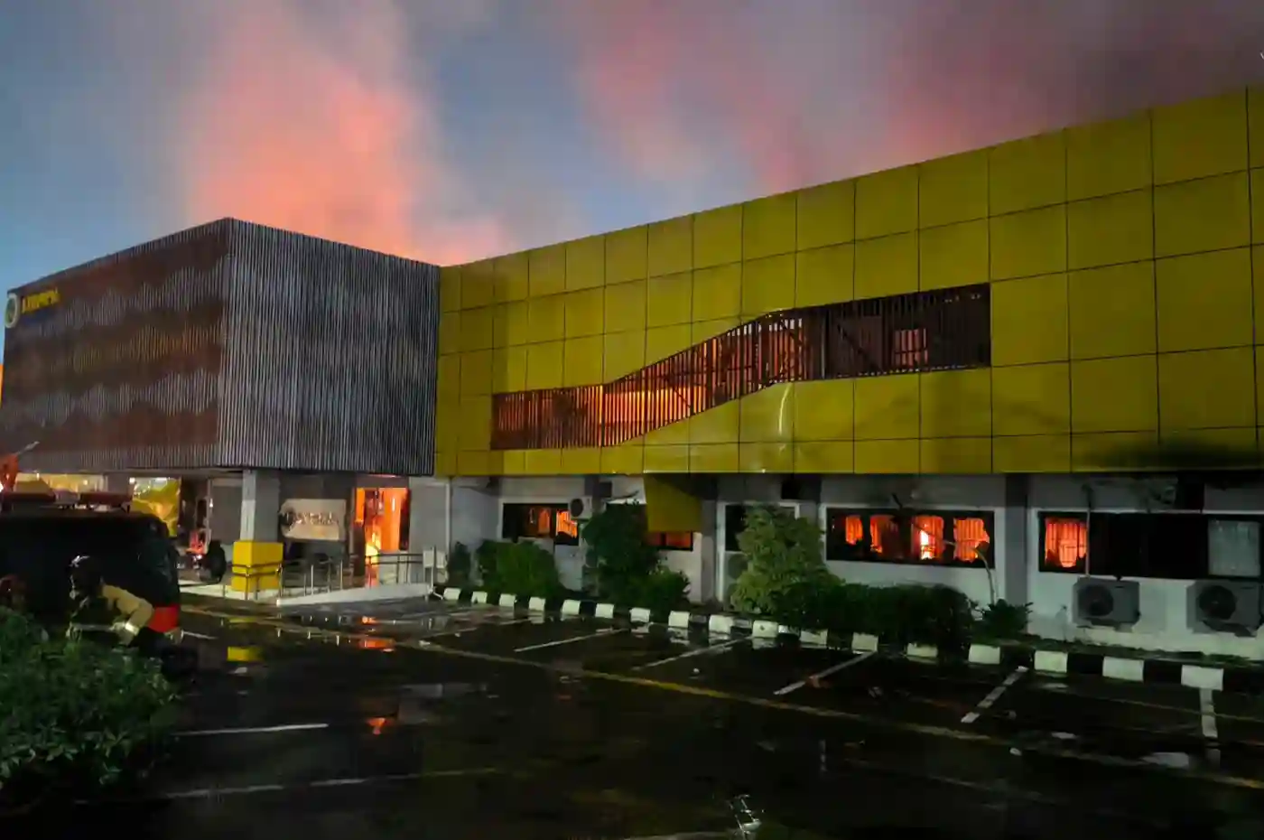 wamen atr bpn ossy dermawan meninjau lokasi kebakaran kantah karawang