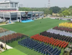 wamen ossy dermawan saat menghadiri upacara peringatan hut ke-81 tni di markas besar tni cilangkap