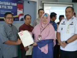 warga bangka tengah memegang sertipikat tanah gratis dari program ptsl