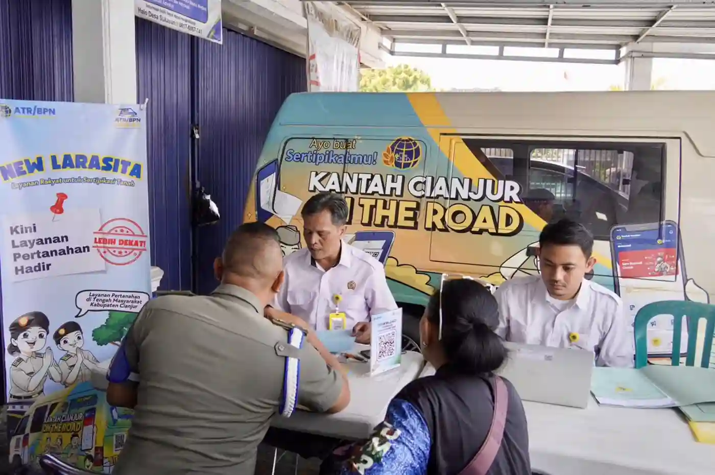 warga memanfaatkan layanan pertanahan mobil keliling atr bpn dekat