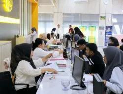 warga menunjukkan sertipikat tanah yang selesai diproses cepat melalui layanan perintis di kantor pertanahan