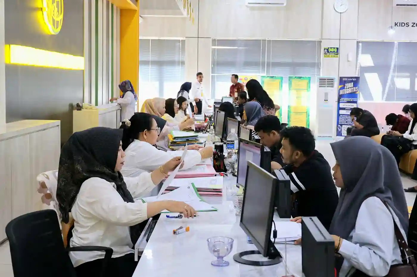 warga menunjukkan sertipikat tanah yang selesai diproses cepat melalui layanan perintis di kantor pertanahan