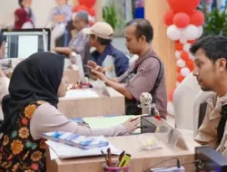 warga sedang berkonsultasi dan mengurus dokumen di loket layanan pelataran kantor pertanahan makassar pada akhir pekan