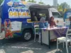 warga sedang berkonsultasi di depan mobil layanan keliling atr bpn dekat purbalingga