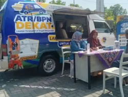 warga sedang berkonsultasi di depan mobil layanan keliling atr bpn dekat purbalingga