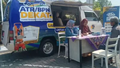 warga sedang berkonsultasi di depan mobil layanan keliling atr bpn dekat purbalingga warga sedang berkonsultasi di depan mobil layanan keliling atr bpn dekat purbalingga