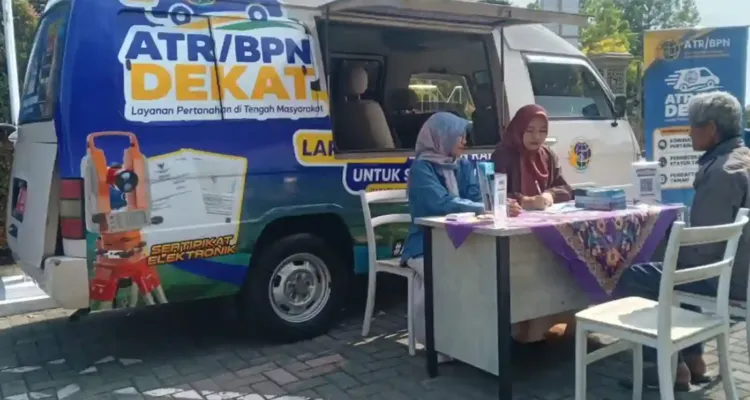 warga sedang berkonsultasi di depan mobil layanan keliling atr bpn dekat purbalingga