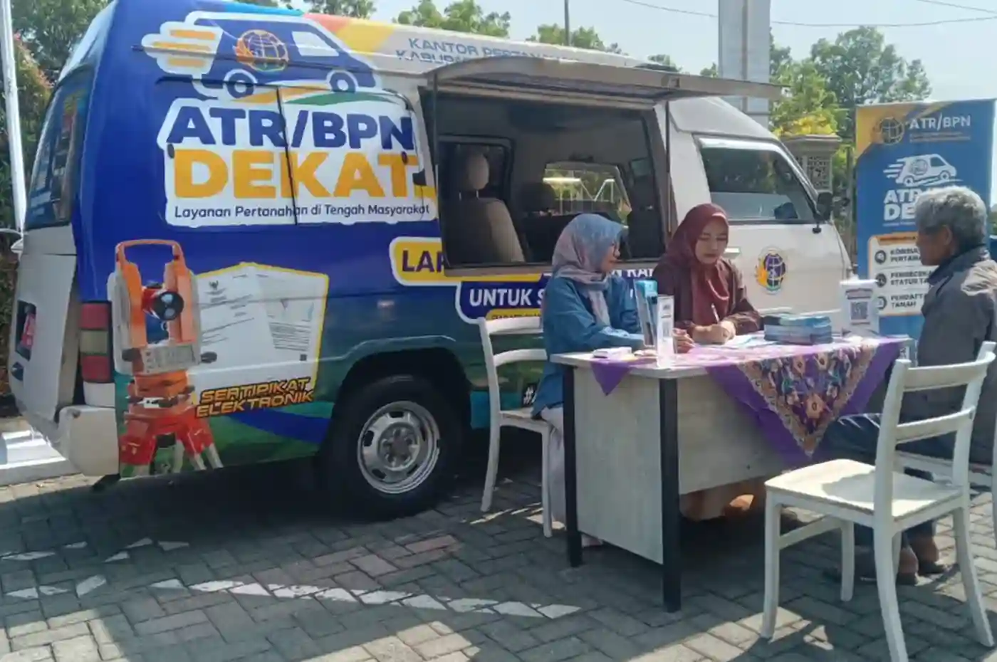 warga sedang berkonsultasi di depan mobil layanan keliling atr bpn dekat purbalingga