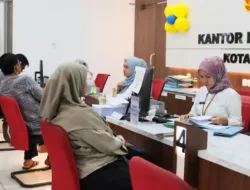 warga sedang menerima pelayanan sertipikat tanah di loket kantor pertanahan