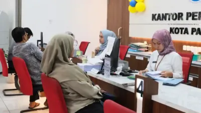 warga sedang menerima pelayanan sertipikat tanah di loket kantor pertanahan warga sedang menerima pelayanan sertipikat tanah di loket kantor pertanahan