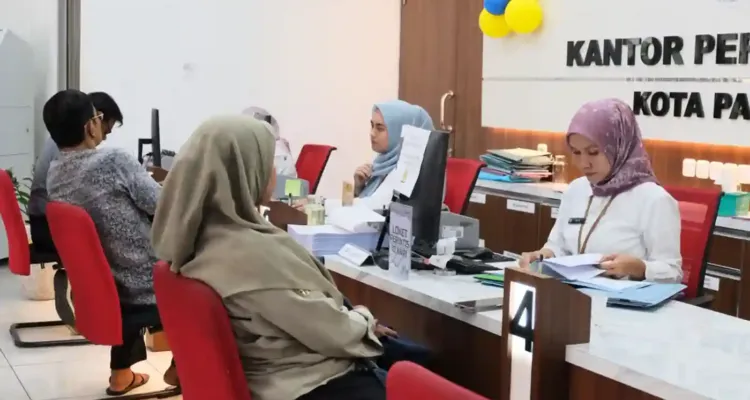 warga sedang menerima pelayanan sertipikat tanah di loket kantor pertanahan
