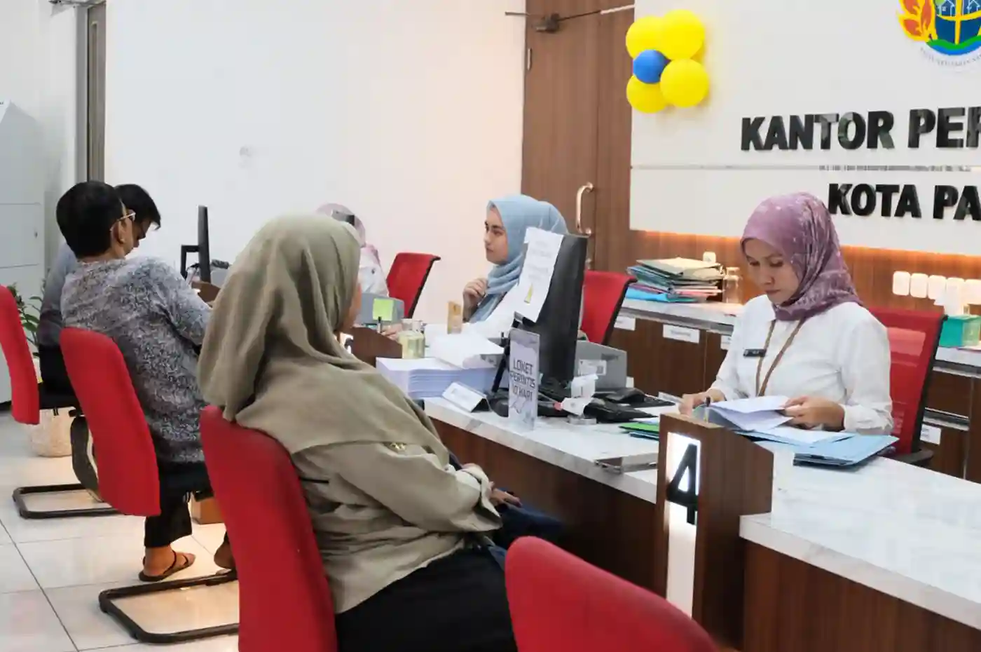 warga sedang menerima pelayanan sertipikat tanah di loket kantor pertanahan