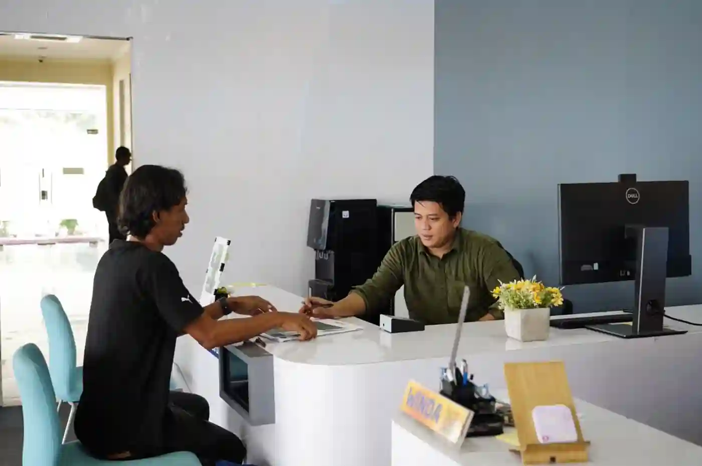 warga sedang mengurus dokumen pertanahan pada akhir pekan melalui program pelataran di kantor pertanahan bojonegoro